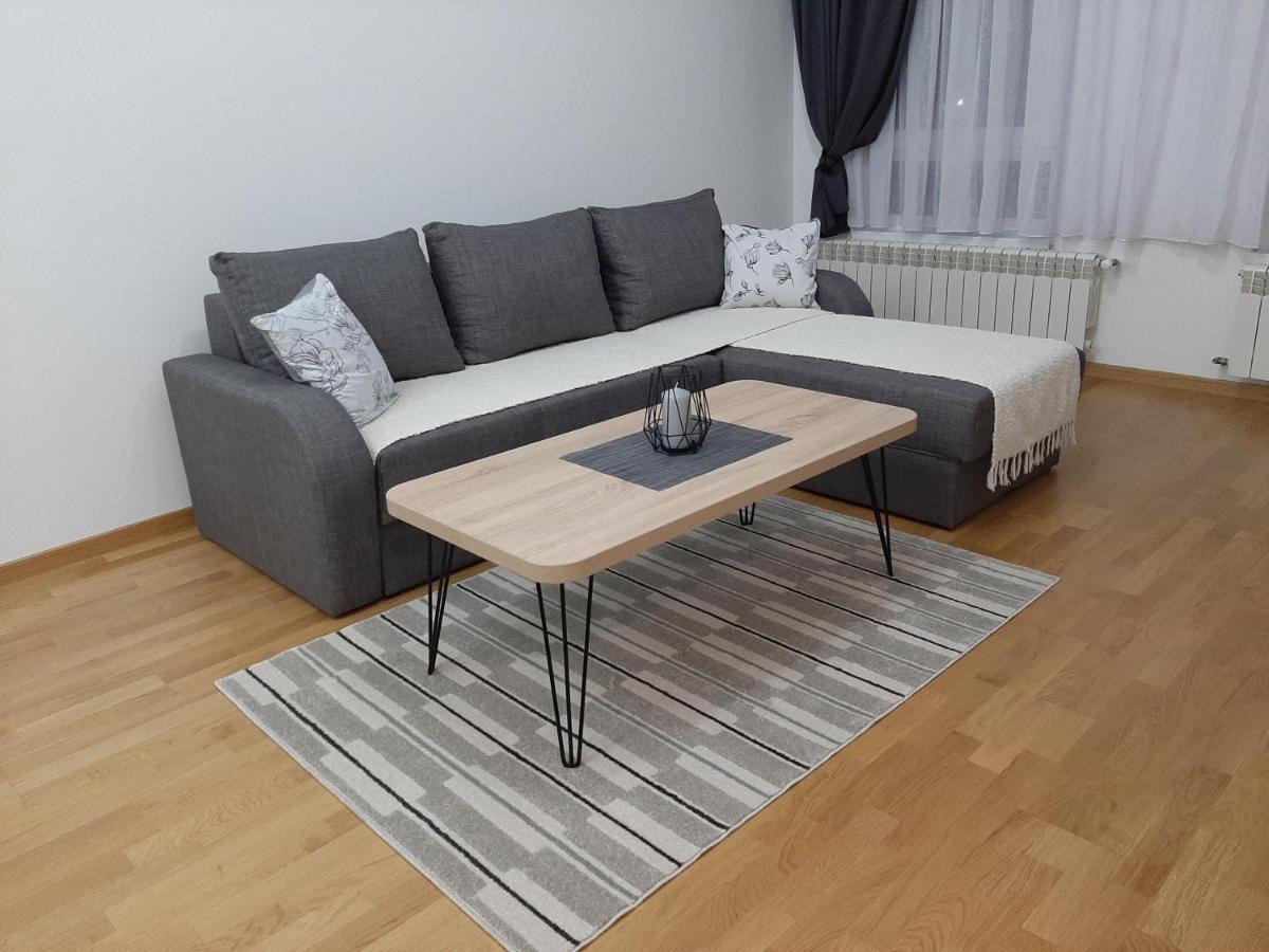 Apartman Viaggio Sremska Mitrovica Exteriör bild