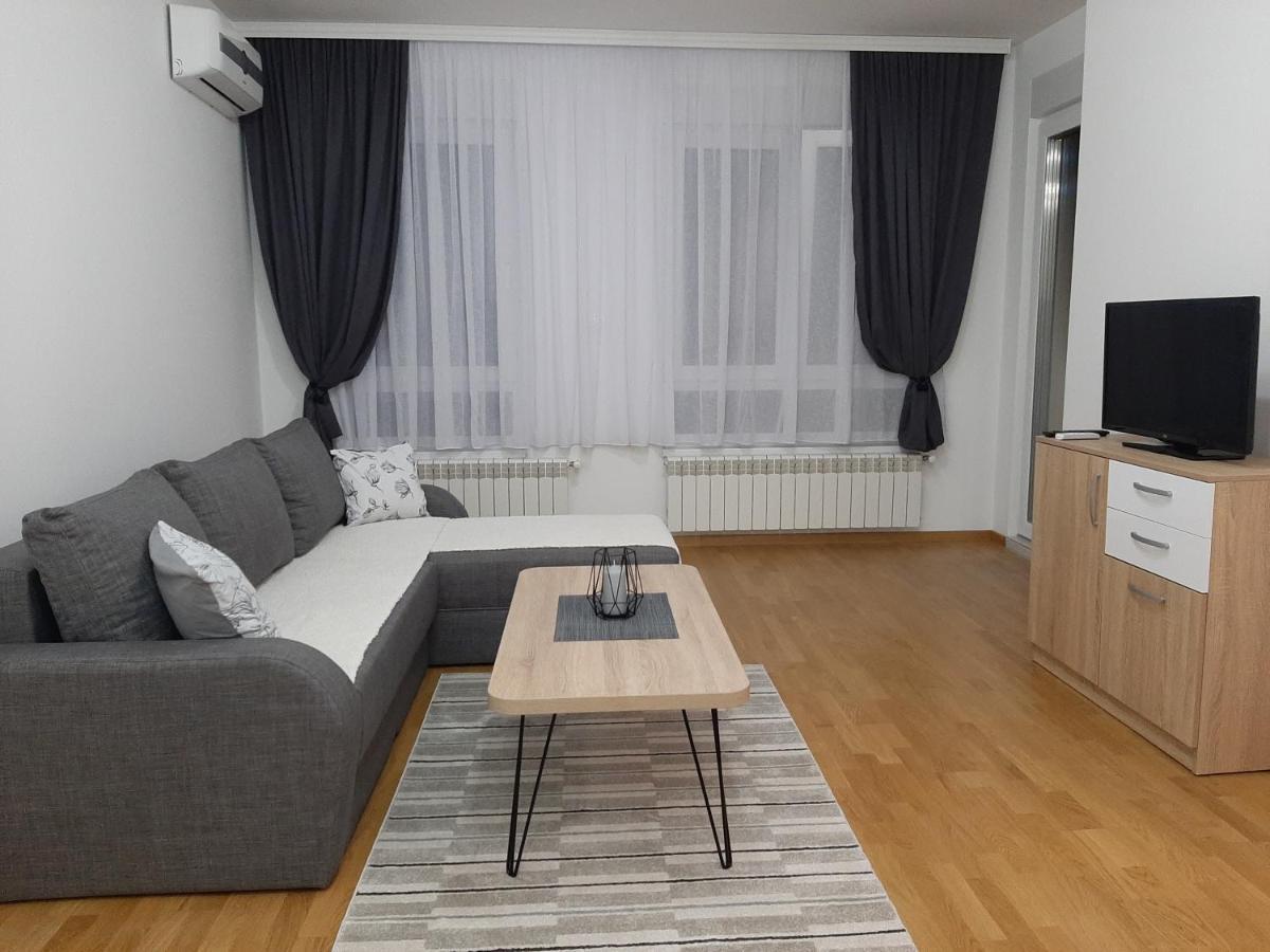 Apartman Viaggio Sremska Mitrovica Exteriör bild
