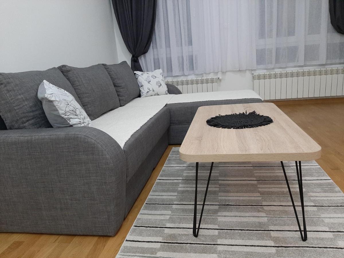 Apartman Viaggio Sremska Mitrovica Exteriör bild